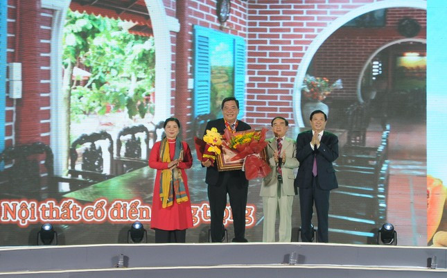 Đại diện Tổ chức Kỷ lục Việt Nam trao quyết định xác lập kỷ lục cho ông Nguyễn Văn Buôi.