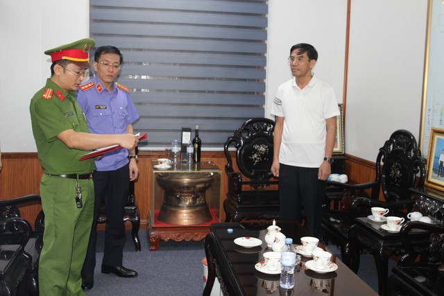 Cơ quan chức năng đọc lệnh khởi tố, bắt giữ ông Doãn Tiến Dũng, Chủ tịch UBND thị xã Cửa Lò. Ảnh: Công an cung cấp