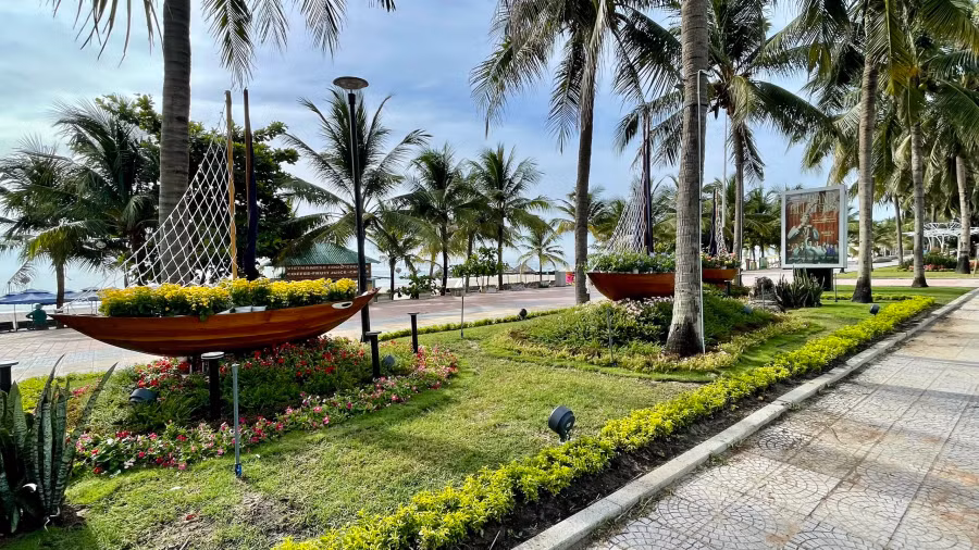 Cụm trang trí Thuyền hoa, với chất liệu tái chế từ gỗ, vải, lưới, kết hợp trang trí hoa lá. Ảnh: Nguyễn Tú