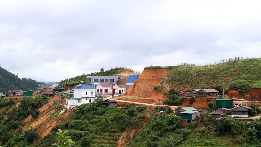 Nhiều ngôi nhà mới được xây dựng trên những vị trí cheo leo, tiềm ẩn nhiều nguy cơ sạt lở đất Nhiều ngôi nhà mới được xây dựng trên những vị trí cheo leo, tiềm ẩn nhiều nguy cơ sạt lở đất