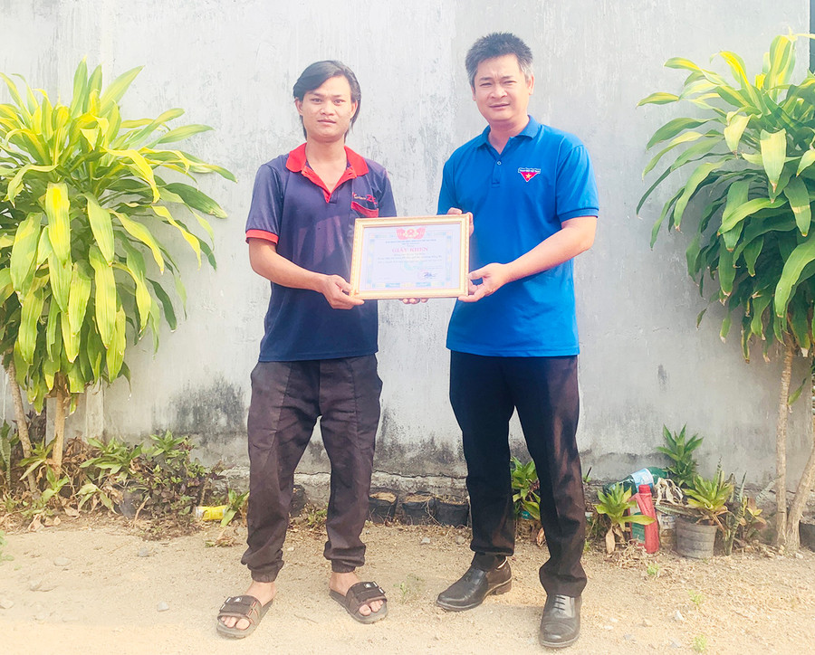 Hành động đẹp của anh Rcom Vũ Hiền (bên trái) đã được Thị Đoàn Ayun Pa biểu dương, khen thưởng. Ảnh: Hồng Thương Hành động đẹp của anh Rcom Vũ Hiền (bên trái) đã được Thị Đoàn Ayun Pa biểu dương, khen thưởng. Ảnh: Hồng Thương