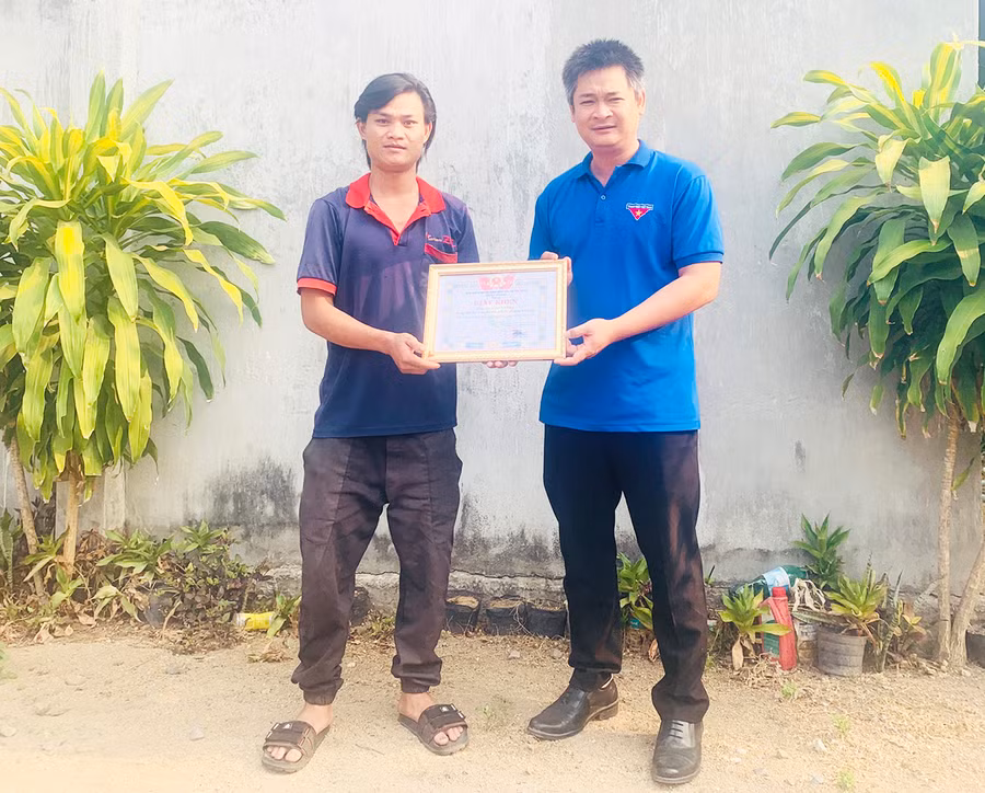 Hành động đẹp của anh Rcom Vũ Hiền (bên trái) đã được Thị Đoàn Ayun Pa biểu dương, khen thưởng. Ảnh: Hồng Thương