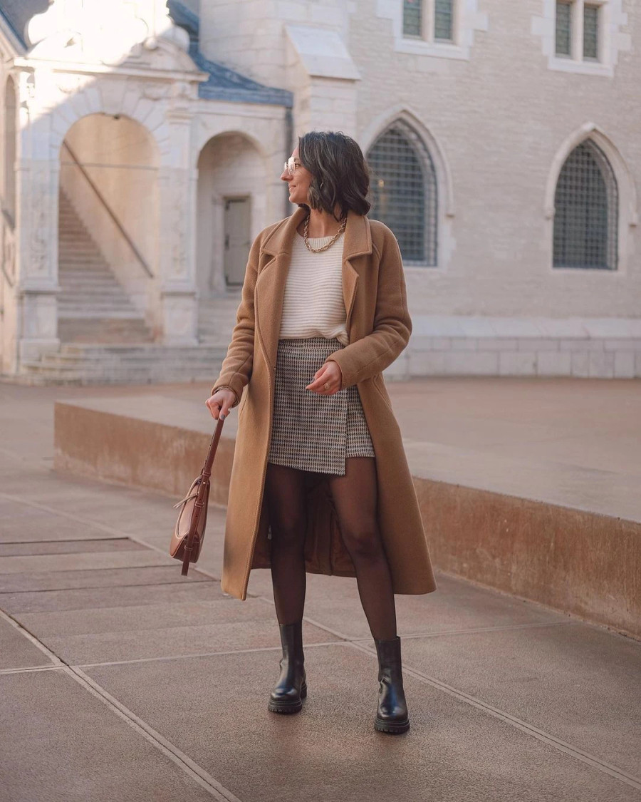 Phong cách dự tiệc hay street wear đều có thể ứng dụng chiếc áo khoác dáng dài màu camel. Clemence vẫn trung thành với sự thoải mái giàu tính ứng dụng của quần jeans và áo thun khi chọn áo trench coat màu lạc đà sang chảnh. Trong khi đó quý cô Magon G lăng xê phong cách cá tính quyến rũ nhờ áp dụng công thức phối đồ tương phản ngắn - dài