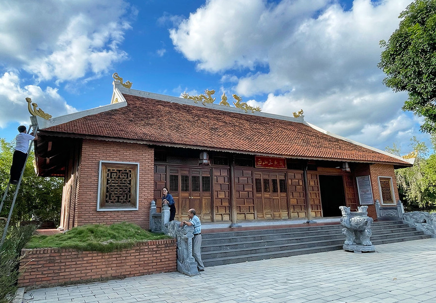 Điện thờ Tây Sơn Tam kiệt trong An Khê trường. Ảnh: H.N Điện thờ Tây Sơn Tam kiệt trong An Khê trường. Ảnh: H.N