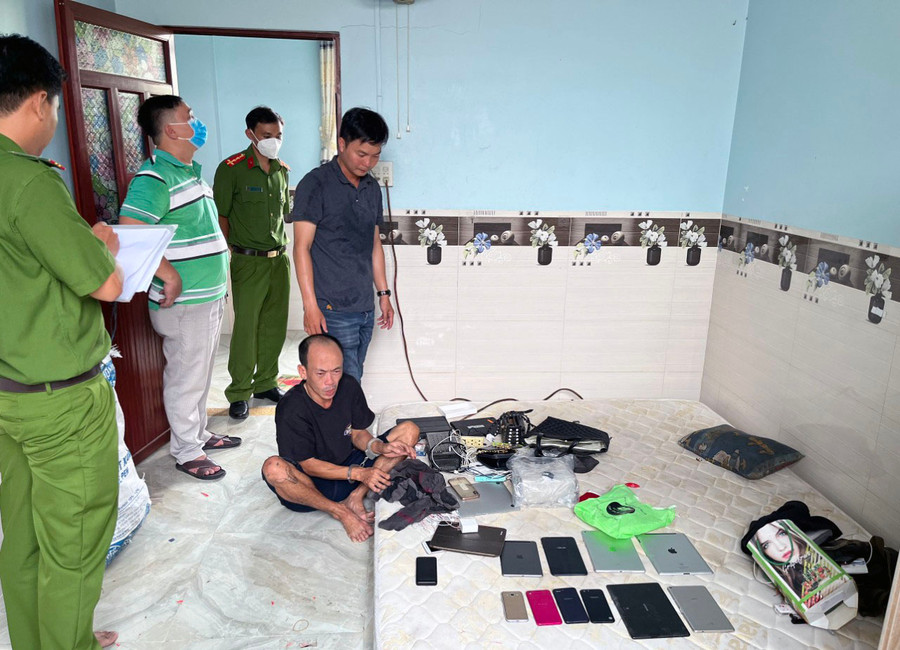 Đối tượng Trần Văn Huy (La Hán) bên tang vật trong vụ trộm cắp tài sản. Ảnh: Nghiêm Túc Đối tượng Trần Văn Huy (La Hán) bên tang vật trong vụ trộm cắp tài sản. Ảnh: Nghiêm Túc