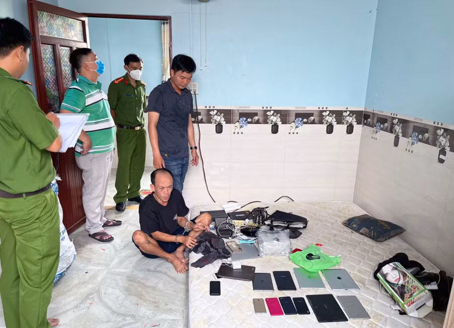 Đối tượng Trần Văn Huy (La Hán) bên tang vật trong vụ trộm cắp tài sản. Ảnh: Nghiêm Túc