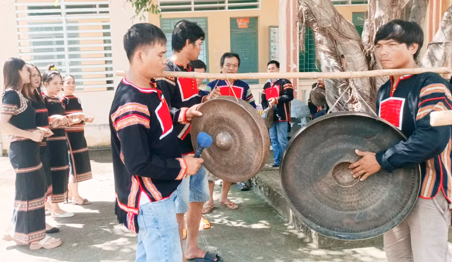 Các học viên trình diễn cồng chiêng sau khi hoàn thành khóa học. Ảnh: K.H