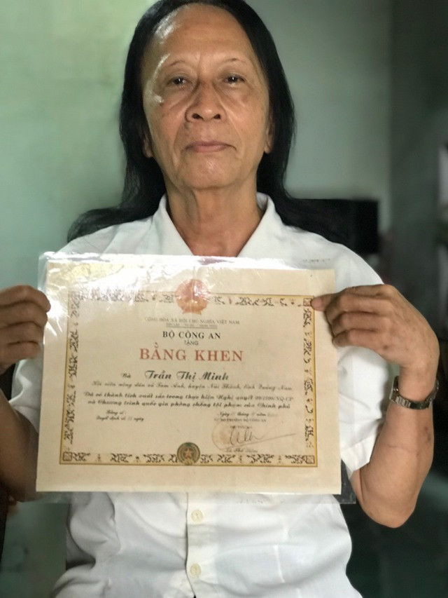 Bà Minh giới thiệu bằng khen của Bộ Công an. Ảnh: Quang Viên