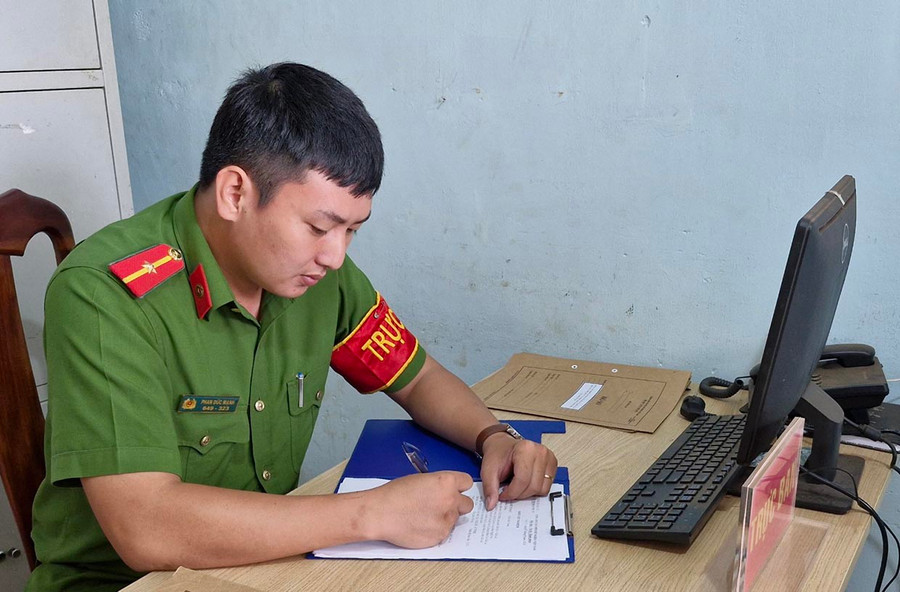 Thiếu úy Phan Đức Mạnh thực hiện nhiệm vụ trực ban tại đơn vị. Ảnh: V.H