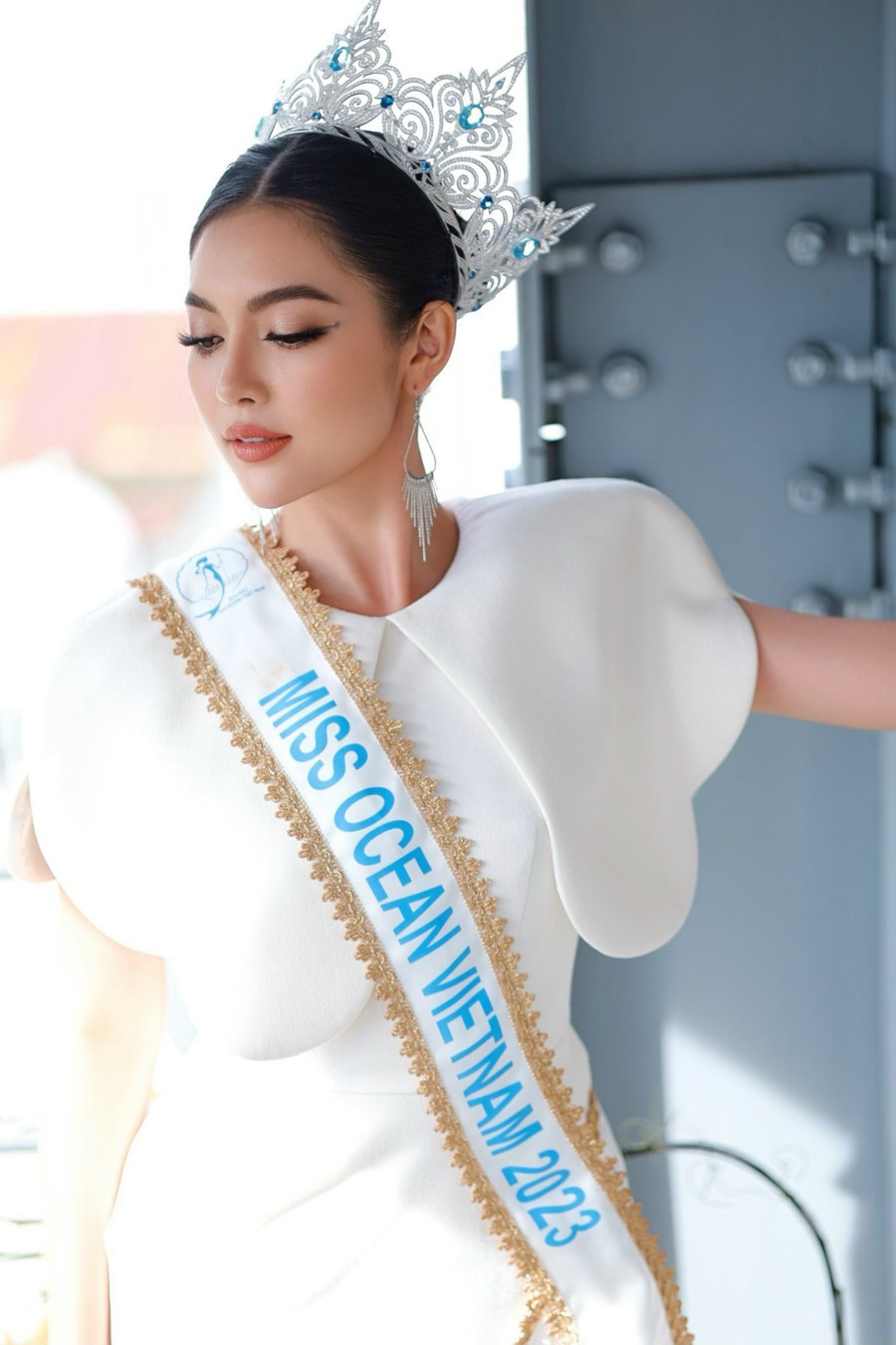 Nhiều người nhìn vào hình ảnh 4 năm trước và cho rằng Thu Uyên đã “đập mặt xây lại&quot;. Bày tỏ quan điểm của mình, Hoa hậu Đại dương Việt Nam 2023 cho biết: “Ai cũng mong muốn mình hoàn thiện không chỉ bên trong mà còn vẻ ngoài. Khi tham gia cuộc thi, những điều tôi làm không hề vi phạm đạo đức, pháp luật. Tôi trân trọng sự cố gắng hoàn thiện vẻ ngoài của mình. Lý do mọi người đánh giá tiêu cực về vẻ ngoài của tôi vì hôm chung kết, tôi theo phong cách trang điểm khá đặc biệt. Nhưng cái tôi muốn mang đến chính là sự mới mẻ”. Ảnh: FBNV