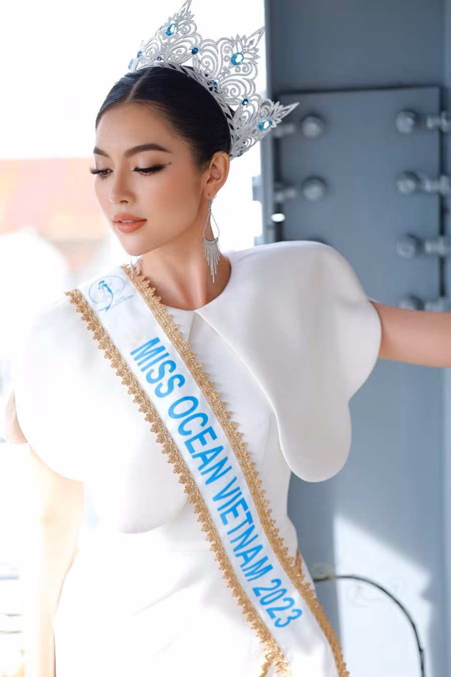 Nhiều người nhìn vào hình ảnh 4 năm trước và cho rằng Thu Uyên đã “đập mặt xây lại". Bày tỏ quan điểm của mình, Hoa hậu Đại dương Việt Nam 2023 cho biết: “Ai cũng mong muốn mình hoàn thiện không chỉ bên trong mà còn vẻ ngoài. Khi tham gia cuộc thi, những điều tôi làm không hề vi phạm đạo đức, pháp luật. Tôi trân trọng sự cố gắng hoàn thiện vẻ ngoài của mình. Lý do mọi người đánh giá tiêu cực về vẻ ngoài của tôi vì hôm chung kết, tôi theo phong cách trang điểm khá đặc biệt. Nhưng cái tôi muốn mang đến chính là sự mới mẻ”. Ảnh: FBNV