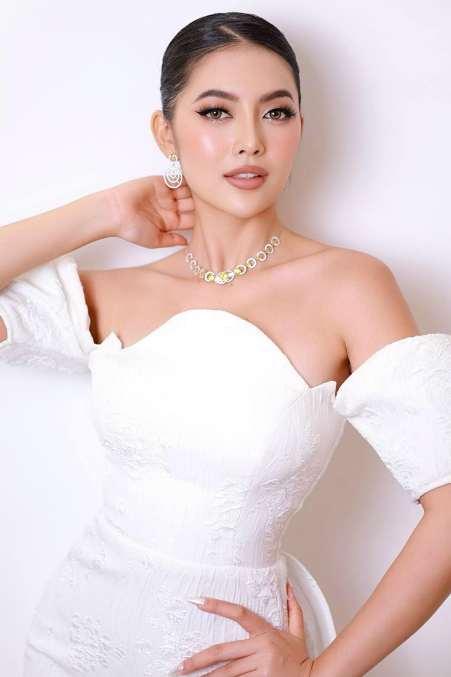 Thu Uyên thấy mình sống theo cảm xúc. Cô quan niệm trong tình yêu phải có sự cố gắng của hai bên để có thể lâu bền. “Tôi không tự đi tìm bất kỳ ai. Những điều tương thích, cùng trường năng lượng sẽ hút vào nhau”, cô bày tỏ. Ảnh: FBNV