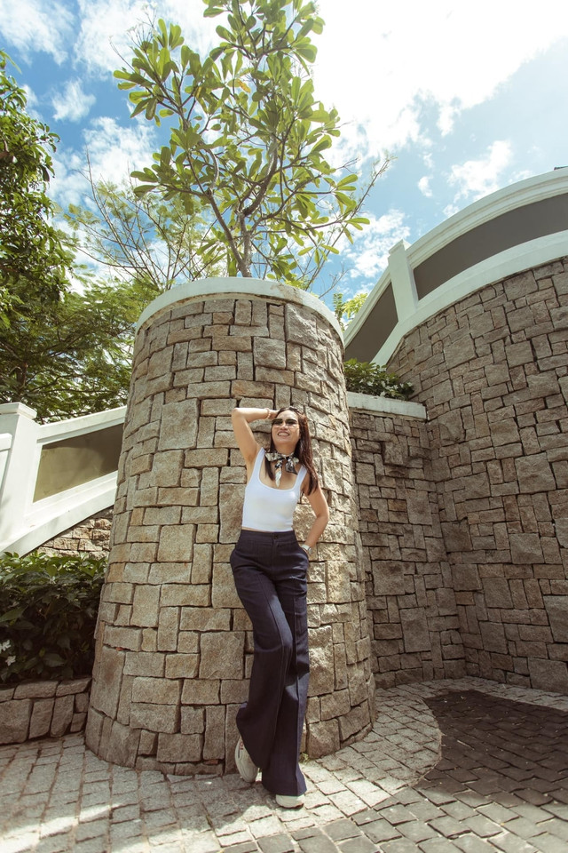 Kết hợp với set đồ này là những đôi giày thể thao đế mỏng, dép kẹp, sneakers và những chiếc mũ fedora thời thượng, sành điệu cùng những cặp kính màu hay chiếc băng đô bắt mắt - mọi thứ từ bạn sẽ thật hoàn hảo và mát mẻ.