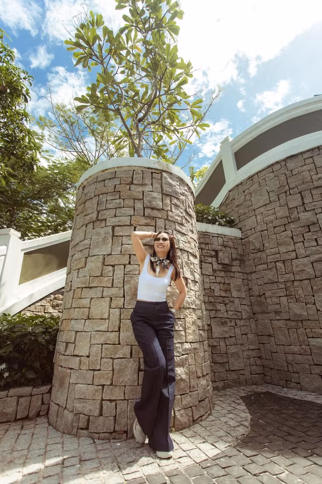 Kết hợp với set đồ này là những đôi giày thể thao đế mỏng, dép kẹp, sneakers và những chiếc mũ fedora thời thượng, sành điệu cùng những cặp kính màu hay chiếc băng đô bắt mắt - mọi thứ từ bạn sẽ thật hoàn hảo và mát mẻ.