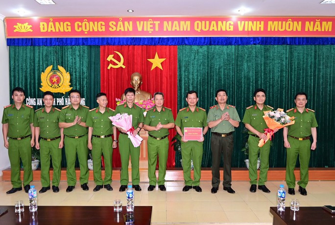 Bắt 1 Giám đốc trung tâm sát hạch lái xe - Ảnh 4. Lãnh đạo Công an TP Hải Phòng khen thưởng cán bộ, chiến sĩ tham gia phá án.