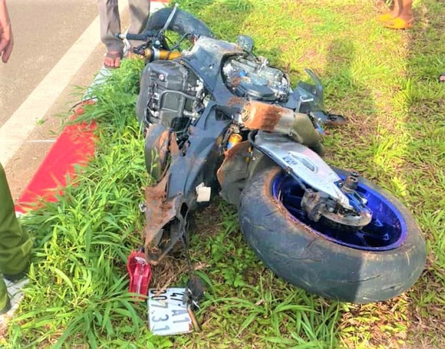 Xe phân khối lớn bị hư hỏng nặng Vụ va chạm làm chết thai phụ: Thanh niên chạy xe phân khối lớn là con giám đốc sở ảnh 2