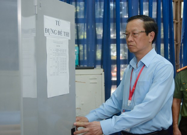 Thứ trưởng Phạm Ngọc Thưởng kiểm tra tủ đựng đề thi, bài thi tại Điểm thi Trường Trung học phổ thông Võ Minh Đức, tỉnh Bình Dương. (Ảnh: PV/Vietnam+) Thứ trưởng Phạm Ngọc Thưởng kiểm tra tủ đựng đề thi, bài thi tại Điểm thi Trường Trung học phổ thông Võ Minh Đức, tỉnh Bình Dương. (Ảnh: PV/Vietnam+)