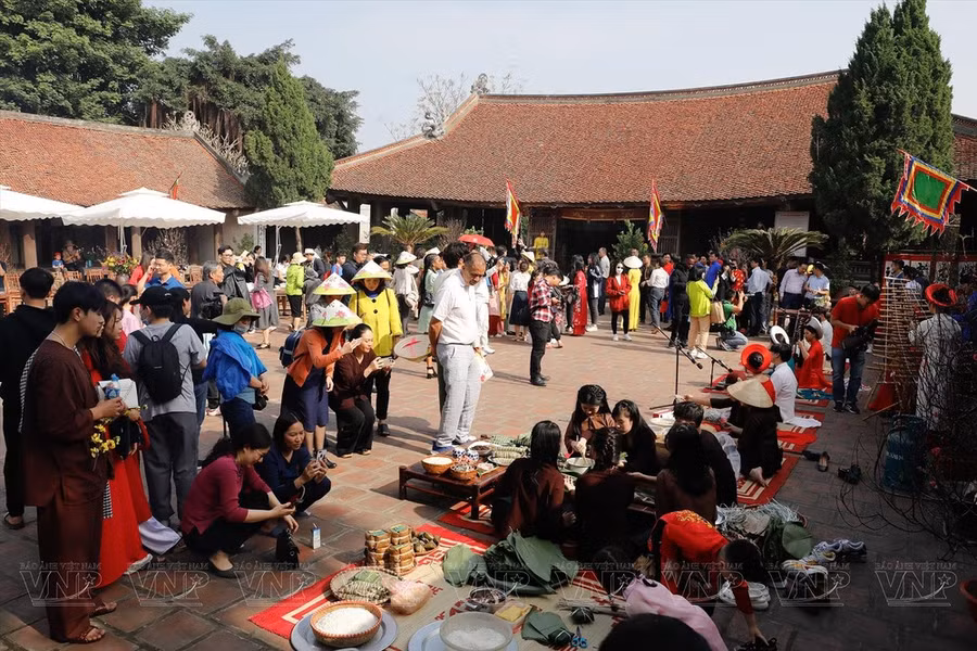 Không gian "Tết làng Việt" được dựng ở sân đình Mông Phụ trong sự kiện năm 2023. (Ảnh: Việt Cường/TTXVN)