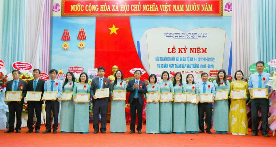Thầy Rmah Kmlă nhận giấy khen nhân kỷ niệm 30 năm thành lập Trường Phổ thông Dân tộc Nội trú tỉnh Gia Lai (1992-2022). Ảnh: Mộc Trà Thầy Rmah Kmlă nhận giấy khen nhân kỷ niệm 30 năm thành lập Trường Phổ thông Dân tộc Nội trú tỉnh Gia Lai (1992-2022). Ảnh: Mộc Trà