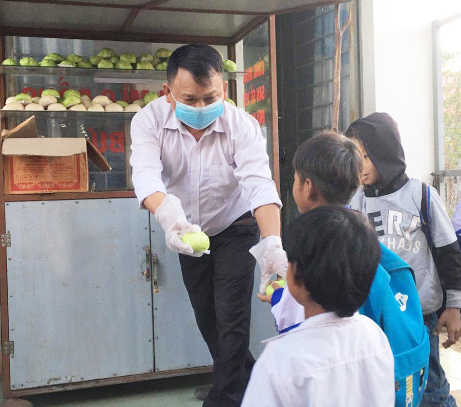 Các em học sinh háo hức nhận bánh từ Tủ bánh mì 0 đồng. Ảnh: Vũ Chi