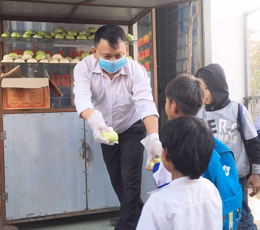 Các em học sinh háo hức nhận bánh từ Tủ bánh mì 0 đồng. Ảnh: Vũ Chi