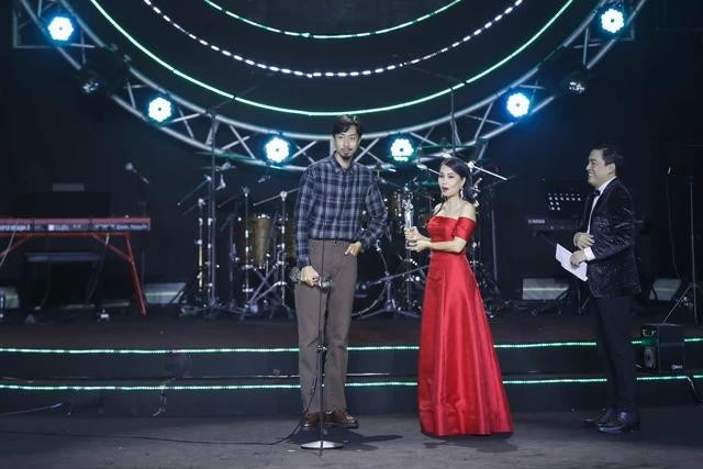 Đen Vâu nhận giải thưởng Top 10 ca khúc được yêu thích nhất tại Làn sóng xanh 2023. Ảnh: FBNV Đen Vâu nhận giải thưởng Top 10 ca khúc được yêu thích nhất tại Làn sóng xanh 2023. Ảnh: FBNV