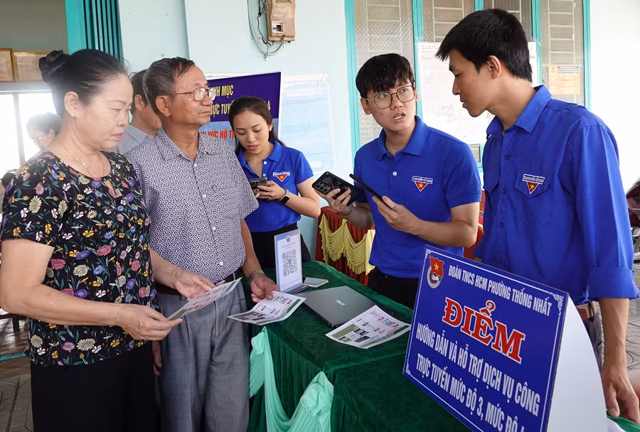 Đoàn viên, thanh niên phường Thống Nhất (TP. Pleiku) hướng dẫn người dân quy trình thực hiện dịch vụ công trực tuyến mức độ 3, 4. Ảnh: M.T