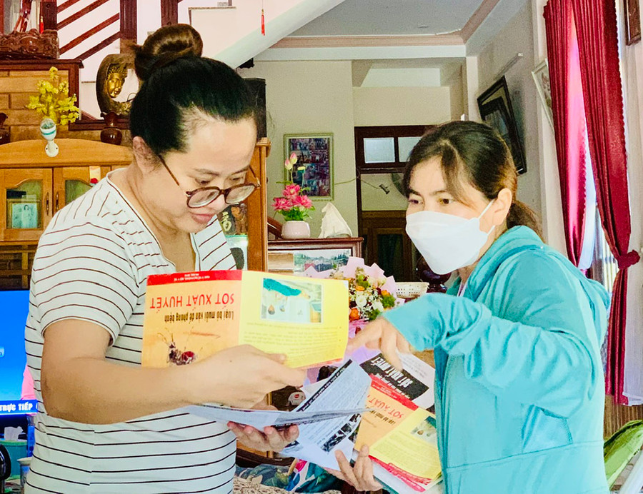 Nhân viên y tế phường Yên Đỗ (TP. Pleiku) tuyên truyền người dân các biện pháp phòng-chống SXH. Ảnh: Như Nguyện Nhân viên y tế phường Yên Đỗ (TP. Pleiku) tuyên truyền người dân các biện pháp phòng-chống SXH. Ảnh: Như Nguyện