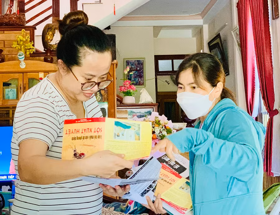 Nhân viên y tế phường Yên Đỗ (TP. Pleiku) tuyên truyền người dân các biện pháp phòng-chống SXH. Ảnh: Như Nguyện