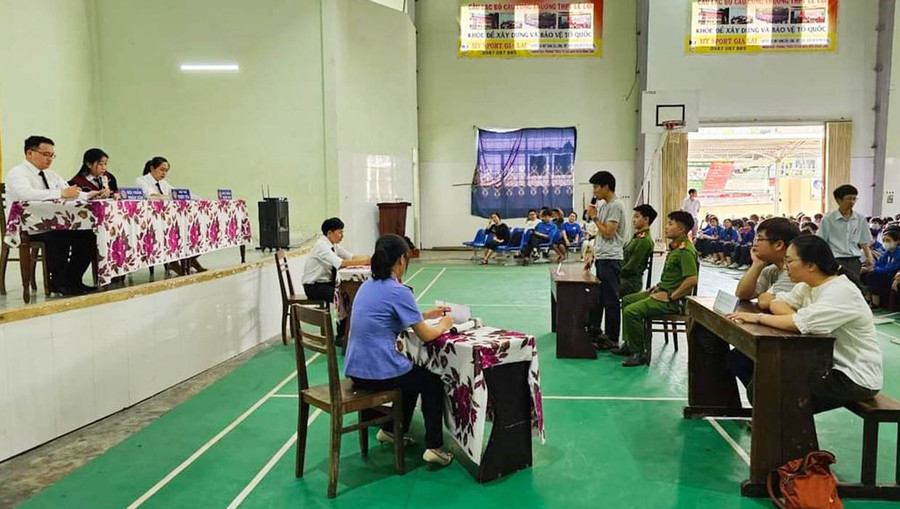 Quang cảnh phiên tòa giả định về tội mua bán trái phép chất ma túy tổ chức tại Trường THPT Lê Lợi. Ảnh: R.H