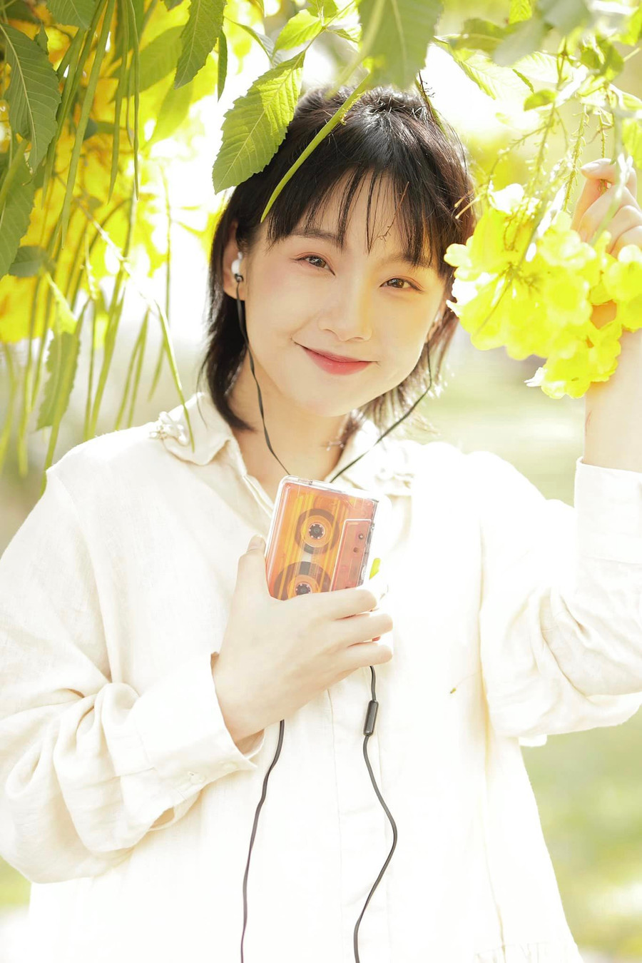 Theo nữ diễn viên, độ “tưng tửng&quot; là điểm chung lớn nhất giữa cô và Ninh. Thu Hà Ceri cũng yêu thích nhân vật vì sự nhiệt tình dành cho anh hàng xóm. “Nói về điểm khác nhau thì chắc chỉ khác mỗi việc Ninh làm chiếc loa phát thanh cho cả làng và có tính hay đi hóng chuyện nhà này sang nhà khác thôi”, người đẹp cho hay. Ảnh: FBNV