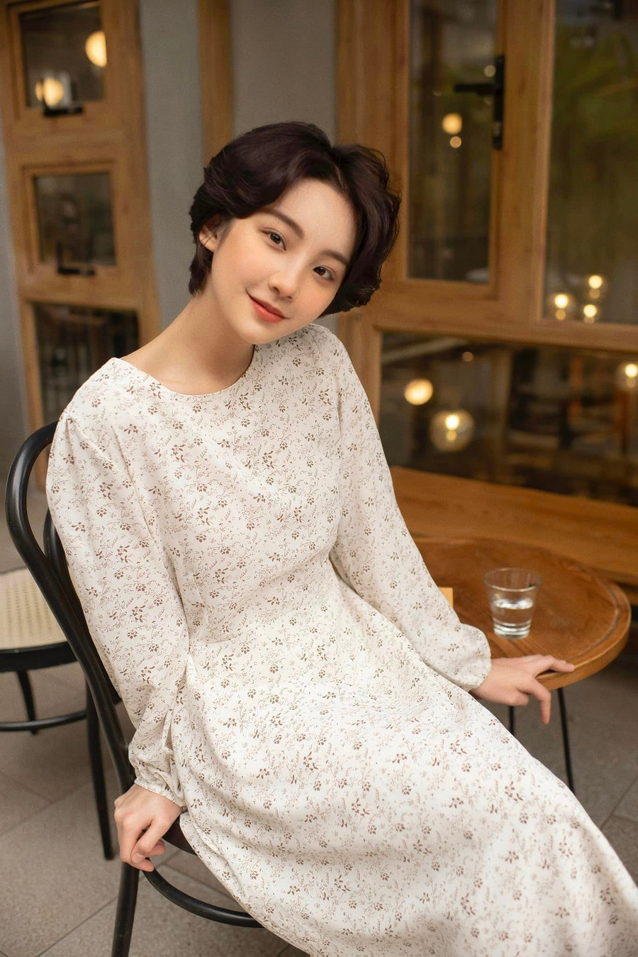 Theo Thu Hà, vẻ ngoài xinh đẹp vừa là điểm mạnh song cũng là hạn chế của cô khi theo đuổi diễn xuất. Bởi nữ diễn viên sợ mình sẽ bị gắn liền với những vai ngây thơ, trong sáng. “Tôi tin nếu có cơ hội, tôi sẽ thể hiện thêm nhiều mặt khác trong bản thân mà những điều đó chưa từng được công khai rộng rãi đến mọi người”, cô khẳng định. Ảnh: FBNV