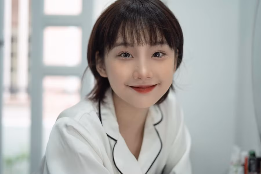 Ngoài diễn xuất tự nhiên, nhan sắc ngọt ngào của Thu Hà Ceri cũng được mọi người quan tâm. Hot girl Tày sinh năm 2002, quê Lạng Sơn. Trước khi được chú ý bởi vai diễn trong Món quà của cha, cô từng tham gia diễn xuất cho một số dự án như Phòng trọ kỳ quặc, Thương ngày nắng về 2. Ảnh: FBNV