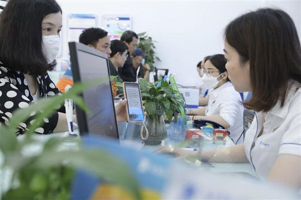 Khách hàng đến đăng ký cập nhật thông tin thuê bao tại quầy giao dịch của Vinaphone. (Ảnh: Minh Quyết/TTXVN) Khách hàng đến đăng ký cập nhật thông tin thuê bao tại quầy giao dịch của Vinaphone. (Ảnh: Minh Quyết/TTXVN)