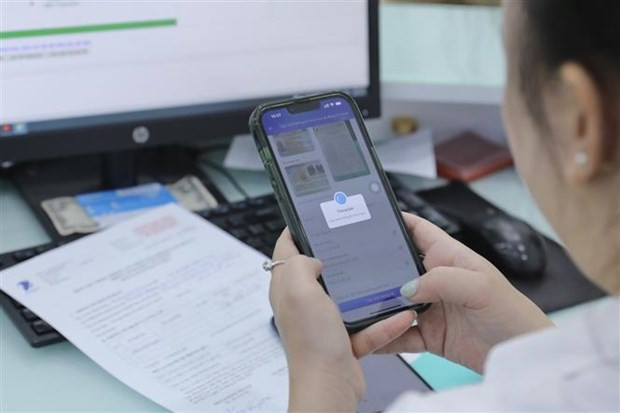 Nhân viên VNPT xử lý cập nhật thông tin thuê bao cho khách hàng. (Ảnh: Minh Quyết/TTXVN) Nhân viên VNPT xử lý cập nhật thông tin thuê bao cho khách hàng. (Ảnh: Minh Quyết/TTXVN)