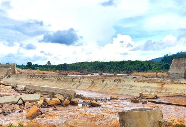 Đập dẫn nước công trình thủy điện Ia Glae 2 bị vỡ tan hoang Đập dẫn nước công trình thủy điện Ia Glae 2 bị vỡ tan hoang