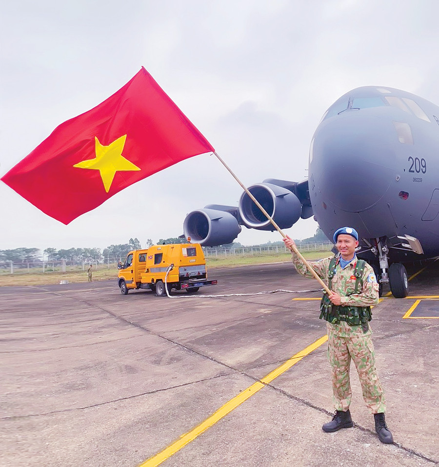 Đại úy Lê Đình Huy hăng hái trước giờ lên đường làm nhiệm vụ. Ảnh: Bảo Nguyên Đại úy Lê Đình Huy hăng hái trước giờ lên đường làm nhiệm vụ. Ảnh: Bảo Nguyên