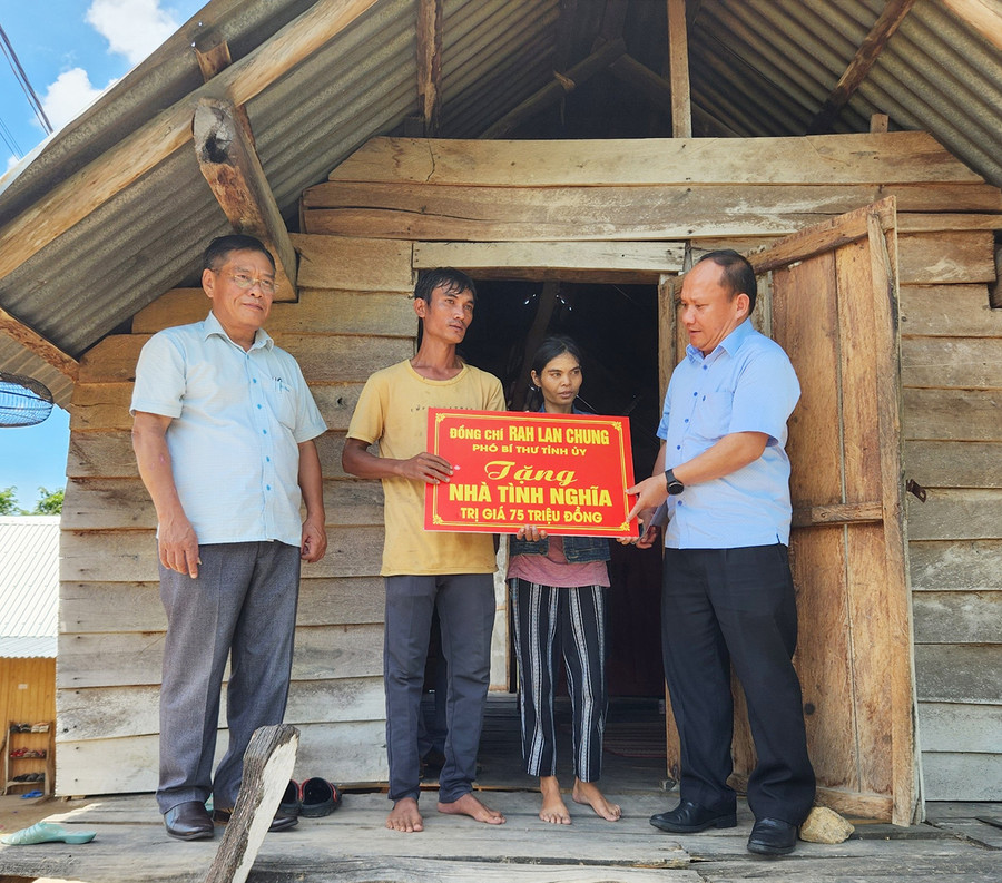 Phó Bí thư Tỉnh ủy Rah Lan Chung (bìa phải) tặng Nhà tình nghĩa cho gia đình anh Nay Cương (buôn Ji, xã Krông Năng). Ảnh: Ngọc Sang Phó Bí thư Tỉnh ủy Rah Lan Chung (bìa phải) tặng Nhà tình nghĩa cho gia đình anh Nay Cương (buôn Ji, xã Krông Năng). Ảnh: Ngọc Sang