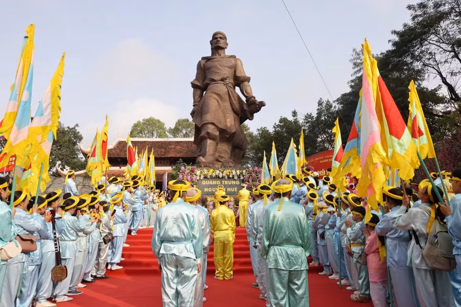 Hàng ngàn người dân địa phương và các tỉnh lân cận đã về tham dự lễ hội Gò Đống Đa. Ảnh: QUANG PHÚC