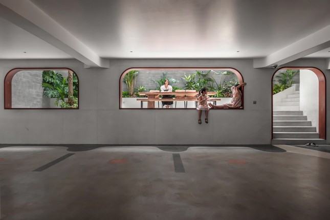 Tầng hầm được trang trí những đường cong, xóa đi vẻ đơn điệu, nhàm chán.