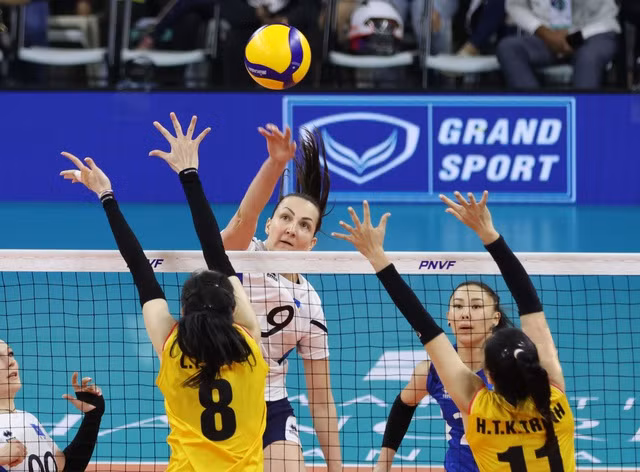 Kazakhstan phủ đầu bằng màn tấn công dồn dập