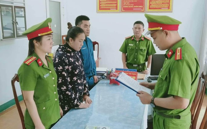 Công an đọc lệnh khởi tố bị can đối với Đinh Thị Tiến. Ảnh: Công an Quảng Nam