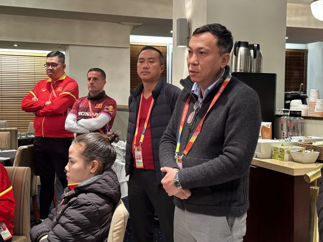 Chủ tịch VFF động viên đội tuyển nữ Việt Nam Chủ tịch VFF động viên đội tuyển nữ Việt Nam