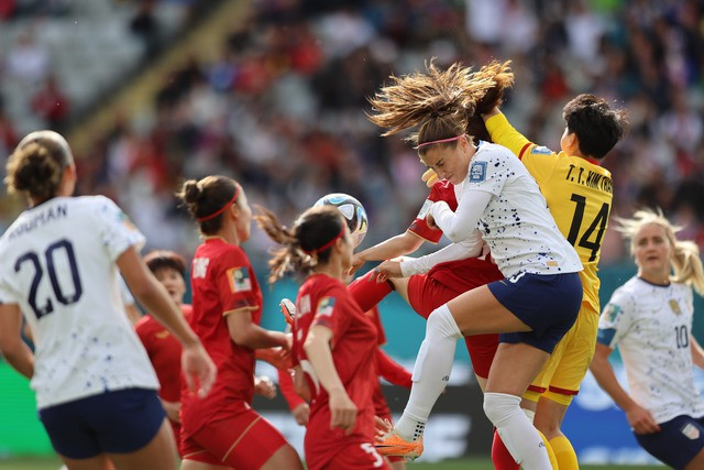 Đội nữ Việt Nam thi đấu quả cảm Đội nữ Việt Nam thi đấu quả cảm