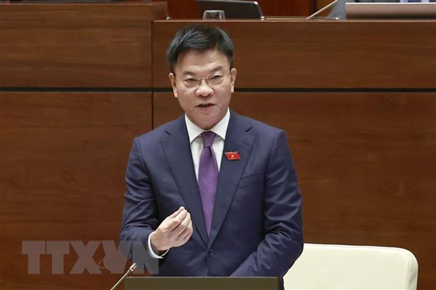 Bộ trưởng Bộ Tư pháp Lê Thành Long trả lời chất vấn. (Ảnh: Doãn Tấn/TTXVN)