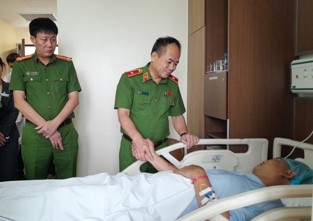 Thiếu tướng Nguyễn Thanh Tùng ân cần động viên và mong muốn Thiếu tá Nguyễn Anh Tuấn giữ gìn sức khỏe, thực hiện nghiêm túc phác đồ điều trị của y bác sỹ để sớm bình phục trở lại đơn vị. (Ảnh: TTXVN phát) Thiếu tướng Nguyễn Thanh Tùng ân cần động viên và mong muốn Thiếu tá Nguyễn Anh Tuấn giữ gìn sức khỏe, thực hiện nghiêm túc phác đồ điều trị của y bác sỹ để sớm bình phục trở lại đơn vị. (Ảnh: TTXVN phát)