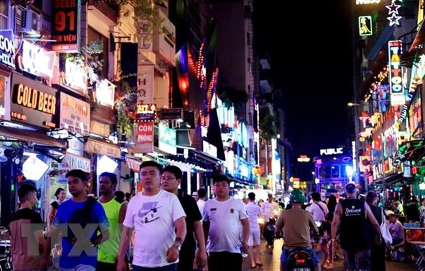 Phố Tây Bùi Viện (Quận 1, Thành phố Hồ Chí Minh) về đêm luôn thu hút rất đông khách quốc tế. (Ảnh: Hồng Đạt/TTXVN)