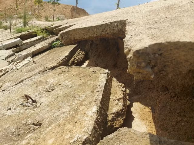 Dự án kè bị xuống cấp nghiêm trọng. Ảnh: ĐỨC NHẬT