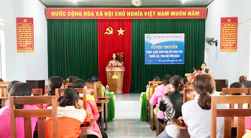 Quang cảnh buổi tuyên truyền pháp luật cho phụ nữ dân tộc thiểu số, tôn giáo tại xã Hà Ra, huyện Mang Yang. Ảnh Minh Hoàn