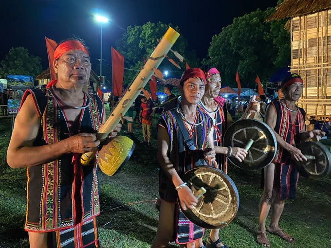 Nghệ nhân biểu diễn nhạc cụ và chiêng tại ngày hội. Ảnh: XUÂN HUYÊN Nghệ nhân biểu diễn nhạc cụ và chiêng tại ngày hội. Ảnh: XUÂN HUYÊN